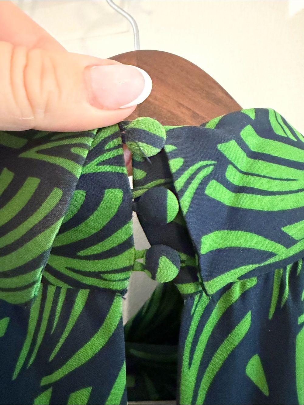 Vineyard Vines Green and Navy Sleeveless Bow-Tie Shift Dress - Picture 3 of 5